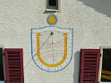 Die Sonnenuhr an der Südfassade der Ziefenerstresse 16 ende April 2025